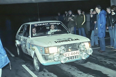 Henri Toivonen - Paul White
29º Lombard Rac Rally 1980. Talbot Lotus Sunbeam (KKV 444V). Clasificado 1º.

Henri tenía 24 años.
Esta victoria supuso entre otras cosas ser el piloto mas joven en ganar una prueba del Mundial de Rallyes, record que mantuvo en su poder durante 28 años, hasta que su compatriota Jari-Matti Latvala le superó al ganar el Rallye de Suecia 2008 con sus 22 años y 313 días.

Del 16 al 19 de Noviembre, Bath, Inglaterra.
Superficie: asfalto - tierra.

El Rally tenia un total de 2896 km de los que 708.09 km divididos en 70 tramos eran especiales, (3 de ellas fueron canceladas SS10 Kilburn de 3.06 Km, SS18 Guisborough de 7.24 Km y SS19 Ingleby de 4.02 Km).

Se inscribieron 150 equipos. tomaron la salida 142, finalizaron 48.@
Palabras clave: Henri_Toivonen;Paul_White;Talbot;Sunbeam;Lotus;Gran_Bretaña;1980;RAC_Rally