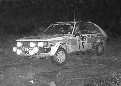 Henri Toivonen - Paul White
29º Lombard Rac Rally 1980. Talbot Lotus Sunbeam (KKV 444V). Clasificado 1º.

Henri tenía 24 años.
Esta victoria supuso entre otras cosas ser el piloto mas joven en ganar una prueba del Mundial de Rallyes, record que mantuvo en su poder durante 28 años, hasta que su compatriota Jari-Matti Latvala le superó al ganar el Rallye de Suecia 2008 con sus 22 años y 313 días.

Del 16 al 19 de Noviembre, Bath, Inglaterra.
Superficie: asfalto - tierra.

El Rally tenia un total de 2896 km de los que 708.09 km divididos en 70 tramos eran especiales, (3 de ellas fueron canceladas SS10 Kilburn de 3.06 Km, SS18 Guisborough de 7.24 Km y SS19 Ingleby de 4.02 Km).

Se inscribieron 150 equipos. tomaron la salida 142, finalizaron 48.@
Palabras clave: Henri_Toivonen;Paul_White;Talbot;Sunbeam;Lotus;Gran_Bretaña;1980;RAC_Rally