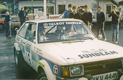 Henri Toivonen - Paul White
29º Lombard Rac Rally 1980. Talbot Lotus Sunbeam (KKV 444V). Clasificado 1º.

Henri tenía 24 años.
Esta victoria supuso entre otras cosas ser el piloto mas joven en ganar una prueba del Mundial de Rallyes. Record que mantuvo en su poder durante 28 años, hasta que su compatriota Jari-Matti Latvala le superó al ganar el Rallye de Suecia 2008 con sus 22 años y 313 días.

Del 16 al 19 de Noviembre, Bath, Inglaterra.
Superficie: asfalto - tierra.

El Rally tenia un total de 2896 km de los que 708.09 km divididos en 70 tramos eran especiales, (3 de ellas fueron canceladas SS10 Kilburn de 3.06 Km, SS18 Guisborough de 7.24 Km y SS19 Ingleby de 4.02 Km).

Se inscribieron 150 equipos. tomaron la salida 142, finalizaron 48.@
Palabras clave: Henri_Toivonen;Paul_White;Talbot;Sunbeam;Lotus;Gran_Bretaña;1980;RAC_Rally