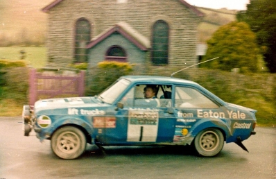 Hannu Mikkola - Arne Hertz
29º Lombard Rac Rally 1980. Ford Escort RS1800 MKII (EUW 939V). Clasificado 2º.

Del 16 al 19 de Noviembre, Bath, Inglaterra.
Superficie: asfalto - tierra.

El Rally tenia un total de 2896 km de los que 708.09 km divididos en 70 tramos eran especiales, (3 de ellas fueron canceladas SS10 Kilburn de 3.06 Km, SS18 Guisborough de 7.24 Km y SS19 Ingleby de 4.02 Km).

Se inscribieron 150 equipos. tomaron la salida 142, finalizaron 48.
Palabras clave: ;Ford;Escort;MKII;RAC_Rally;Lombard;1980