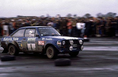 Hannu Mikkola - Arne Hertz
29º Lombard Rac Rally 1980. Ford Escort RS 1800 MKII (EUW 939V). Clasificado 2º.

Del 16 al 19 de Noviembre, Bath, Inglaterra.
Superficie: asfalto - tierra.

El Rally tenia un total de 2896 km de los que 708.09 km divididos en 70 tramos eran especiales, (3 de ellas fueron canceladas SS10 Kilburn de 3.06 Km, SS18 Guisborough de 7.24 Km y SS19 Ingleby de 4.02 Km).

Se inscribieron 150 equipos. tomaron la salida 142, finalizaron 48.@
Palabras clave: ;Ford;Escort;MKII;RAC_Rally;Lombard;1980