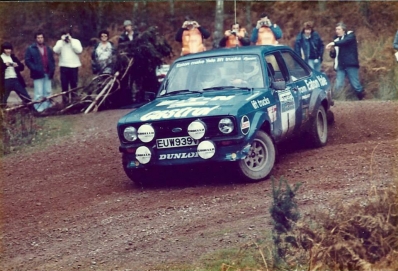 Hannu Mikkola - Arne Hertz
29º Lombard Rac Rally 1980. Ford Escort RS1800 MKII (EUW 939V). Clasificado 2º.

Del 16 al 19 de Noviembre, Bath, Inglaterra.
Superficie: asfalto - tierra.

El Rally tenia un total de 2896 km de los que 708.09 km divididos en 70 tramos eran especiales, (3 de ellas fueron canceladas SS10 Kilburn de 3.06 Km, SS18 Guisborough de 7.24 Km y SS19 Ingleby de 4.02 Km).

Se inscribieron 150 equipos. tomaron la salida 142, finalizaron 48.@
Palabras clave: ;Ford;Escort;MKII;RAC_Rally;Lombard;1980