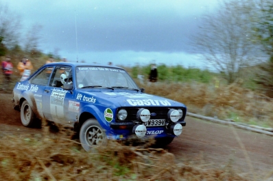 Hannu Mikkola - Arne Hertz
29º Lombard Rac Rally 1980. Ford Escort RS1800 MKII (EUW 939V). Clasificado 2º.

Del 16 al 19 de Noviembre, Bath, Inglaterra.
Superficie: asfalto - tierra.

El Rally tenia un total de 2896 km de los que 708.09 km divididos en 70 tramos eran especiales, (3 de ellas fueron canceladas SS10 Kilburn de 3.06 Km, SS18 Guisborough de 7.24 Km y SS19 Ingleby de 4.02 Km).

Se inscribieron 150 equipos. tomaron la salida 142, finalizaron 48.
Palabras clave: ;Ford;Escort;MKII;RAC_Rally;Lombard;1980