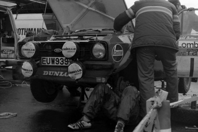 Hannu Mikkola - Arne Hertz
29º Lombard Rac Rally 1980. Ford Escort RS1800 MKII (EUW 939V). Clasificado 2º.

Del 16 al 19 de Noviembre, Bath, Inglaterra.
Superficie: asfalto - tierra.

El Rally tenia un total de 2896 km de los que 708.09 km divididos en 70 tramos eran especiales, (3 de ellas fueron canceladas SS10 Kilburn de 3.06 Km, SS18 Guisborough de 7.24 Km y SS19 Ingleby de 4.02 Km).

Se inscribieron 150 equipos. tomaron la salida 142, finalizaron 48.@
Palabras clave: ;Ford;Escort;MKII;RAC_Rally;Lombard;1980