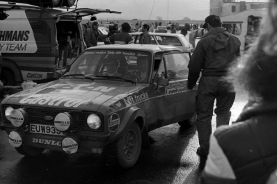 Hannu Mikkola - Arne Hertz
29º Lombard Rac Rally 1980. Ford Escort RS1800 MKII (EUW 939V). Clasificado 2º.

Del 16 al 19 de Noviembre, Bath, Inglaterra.
Superficie: asfalto - tierra.

El Rally tenia un total de 2896 km de los que 708.09 km divididos en 70 tramos eran especiales, (3 de ellas fueron canceladas SS10 Kilburn de 3.06 Km, SS18 Guisborough de 7.24 Km y SS19 Ingleby de 4.02 Km).

Se inscribieron 150 equipos. tomaron la salida 142, finalizaron 48.@
Palabras clave: ;Ford;Escort;MKII;RAC_Rally;Lombard;1980