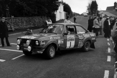 Hannu Mikkola - Arne Hertz
29º Lombard Rac Rally 1980. Ford Escort RS1800 MKII (EUW 939V). Clasificado 2º.

Del 16 al 19 de Noviembre, Bath, Inglaterra.
Superficie: asfalto - tierra.

El Rally tenia un total de 2896 km de los que 708.09 km divididos en 70 tramos eran especiales, (3 de ellas fueron canceladas SS10 Kilburn de 3.06 Km, SS18 Guisborough de 7.24 Km y SS19 Ingleby de 4.02 Km).

Se inscribieron 150 equipos. tomaron la salida 142, finalizaron 48.@
Palabras clave: ;Ford;Escort;MKII;RAC_Rally;Lombard;1980
