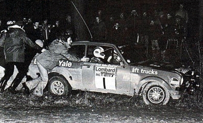 Hannu Mikkola - Arne Hertz
29º Lombard Rac Rally 1980. Ford Escort RS1800 MKII (EUW 939V). Clasificado 2º.

Del 16 al 19 de Noviembre, Bath, Inglaterra.
Superficie: asfalto - tierra.

El Rally tenia un total de 2896 km de los que 708.09 km divididos en 70 tramos eran especiales, (3 de ellas fueron canceladas SS10 Kilburn de 3.06 Km, SS18 Guisborough de 7.24 Km y SS19 Ingleby de 4.02 Km).

Se inscribieron 150 equipos. tomaron la salida 142, finalizaron 48.@
Palabras clave: ;Ford;Escort;MKII;RAC_Rally;Lombard;1980
