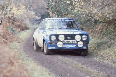 Hannu Mikkola - Arne Hertz
29º Lombard Rac Rally 1980. Ford Escort RS1800 MKII (EUW 939V). Clasificado 2º.

Del 16 al 19 de Noviembre, Bath, Inglaterra.
Superficie: asfalto - tierra.

El Rally tenia un total de 2896 km de los que 708.09 km divididos en 70 tramos eran especiales, (3 de ellas fueron canceladas SS10 Kilburn de 3.06 Km, SS18 Guisborough de 7.24 Km y SS19 Ingleby de 4.02 Km).

Se inscribieron 150 equipos. tomaron la salida 142, finalizaron 48.@
Palabras clave: ;Ford;Escort;MKII;RAC_Rally;Lombard;1980