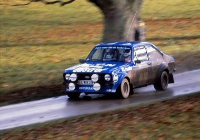 Hannu Mikkola - Arne Hertz
29º Lombard Rac Rally 1980. Ford Escort RS1800 MKII (EUW 939V). Clasificado 2º.

Del 16 al 19 de Noviembre, Bath, Inglaterra.
Superficie: asfalto - tierra.

El Rally tenia un total de 2896 km de los que 708.09 km divididos en 70 tramos eran especiales, (3 de ellas fueron canceladas SS10 Kilburn de 3.06 Km, SS18 Guisborough de 7.24 Km y SS19 Ingleby de 4.02 Km).

Se inscribieron 150 equipos. tomaron la salida 142, finalizaron 48.@
Palabras clave: ;Ford;Escort;MKII;RAC_Rally;Lombard;1980
