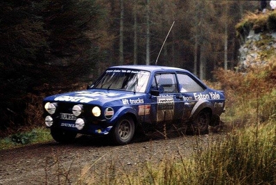Hannu Mikkola - Arne Hertz
29º Lombard Rac Rally 1980. Ford Escort RS1800 MKII (EUW 939V). Clasificado 2º.

Del 16 al 19 de Noviembre, Bath, Inglaterra.
Superficie: asfalto - tierra.

El Rally tenia un total de 2896 km de los que 708.09 km divididos en 70 tramos eran especiales, (3 de ellas fueron canceladas SS10 Kilburn de 3.06 Km, SS18 Guisborough de 7.24 Km y SS19 Ingleby de 4.02 Km).

Se inscribieron 150 equipos. tomaron la salida 142, finalizaron 48.@
Palabras clave: ;Ford;Escort;MKII;RAC_Rally;Lombard;1980