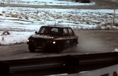 Stig Blomqvist - Björn Cederberg
30º International Swedish Rally 1980. Saab 99 Turbo (JNF 756). Clasificado 2º.

Del 15 al 17 de Febrero, Stockholm, Karlstad, Suecia.
Superficie: nieve - hielo.

El Rally constaba de 413.50 km cronometrados divididos en 3 etapas y 29 tramos especiales.

Tomaron la salida 146 equipos, finalizaron 79.@
Palabras clave: Saab;Suecia;1980;Nieve