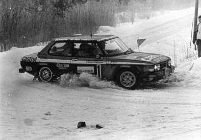 Stig Blomqvist - Björn Cederberg
30º International Swedish Rally 1980. Saab 99 Turbo (JNF 756). Clasificado 2º.

Del 15 al 17 de Febrero, Stockholm, Karlstad, Suecia.
Superficie: nieve - hielo.

El Rally constaba de 413.50 km cronometrados divididos en 3 etapas y 29 tramos especiales.

Tomaron la salida 146 equipos, finalizaron 79.@
Palabras clave: Saab;Suecia;1980;Nieve
