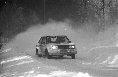 Björn Waldegard - Hans Thorszelius
30º International Swedish Rally 1980. Fiat 131 Abarth (TO R88538). Clasificado 3º.

Del 15 al 17 de Febrero, Stockholm, Karlstad, Suecia.
Superficie: nieve - hielo.

El Rally constaba de 413.50 km cronometrados divididos en 3 etapas y 29 tramos especiales.

Tomaron la salida 146 equipos, finalizaron 79.@
Palabras clave: Bjorn_Waldegard;Fiat;Abarth;Suecia;1980;Nieve