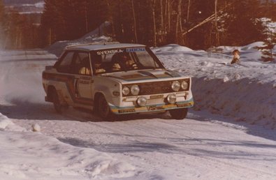 Björn Waldegard - Hans Thorszelius
30º International Swedish Rally 1980. Fiat 131 Abarth (TO R88538). Clasificado 3º.

Del 15 al 17 de Febrero, Stockholm, Karlstad, Suecia.
Superficie: nieve - hielo.

El Rally constaba de 413.50 km cronometrados divididos en 3 etapas y 29 tramos especiales.

Tomaron la salida 146 equipos, finalizaron 79.@
Palabras clave: Bjorn_Waldegard;Fiat;Abarth;Suecia;1980;Nieve