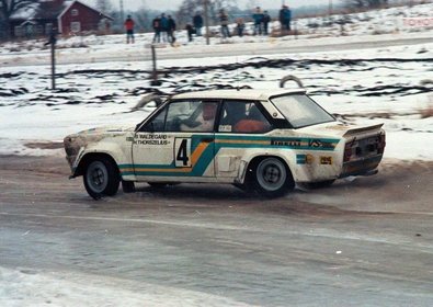 Björn Waldegard - Hans Thorszelius
30º International Swedish Rally 1980. Fiat 131 Abarth (TO R88538). Clasificado 3º.

Del 15 al 17 de Febrero, Stockholm, Karlstad, Suecia.
Superficie: nieve - hielo.

El Rally constaba de 413.50 km cronometrados divididos en 3 etapas y 29 tramos especiales.

Tomaron la salida 146 equipos, finalizaron 79.@
Palabras clave: Bjorn_Waldegard;Fiat;Abarth;Suecia;1980;Nieve