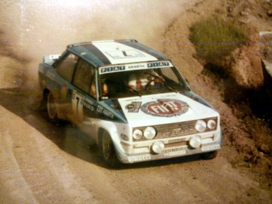 Markku Alén - Ilkka Kivimäki
27º Acropolis Rally 1980. Fiat 131 Abarth (TO R92449). Clasificado 3º.

Del 26 al 29 de Mayo, Atenas, Grecia.
Superficie: tierra.

El Rally tenia un total de 2743.86 km de los que 964 km divididos en 56 tramos eran especiales, (una de ellas fue cancelada SS55 Railway de 9,20 Km).

Se inscribieron 154 equipos, tomaron la salida 148, finalizaron 37.@
Palabras clave: Markku_Alen;Fiat;Abarth;Acropolis;1980
