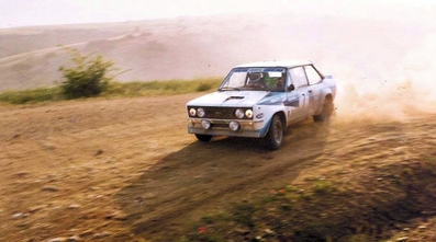 Markku Alén - Ilkka Kivimäki
27º Acropolis Rally 1980. Fiat 131 Abarth (TO R92449). Clasificado 3º.

Del 26 al 29 de Mayo, Atenas, Grecia.
Superficie: tierra.

El Rally tenia un total de 2743.86 km de los que 964 km divididos en 56 tramos eran especiales, (una de ellas fue cancelada SS55 Railway de 9,20 Km).

Se inscribieron 154 equipos, tomaron la salida 148, finalizaron 37.@
Palabras clave: Markku_Alen;Fiat;Abarth;Acropolis;1980