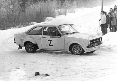 Hannu Mikkola - Arne Hertz
30º International Swedish Rally 1980. Ford Escort RS 1800 MKII (STW  129R). Clasificado 4º.

Del 15 al 17 de Febrero, Stockholm, Karlstad, Suecia.
Superficie: nieve - hielo.

El Rally constaba de 413.50 km cronometrados divididos en 3 etapas y 29 tramos especiales.

Tomaron la salida 146 equipos, finalizaron 79.@
Palabras clave: Ford;Escort;MKII;Suecia;1980;Nieve