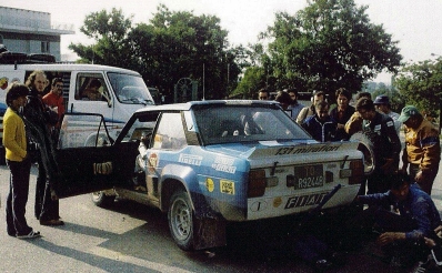 Walter Röhrl - Christian Geistdörfer
27º Acropolis Rally 1980. Fiat 131 Abarth (TO R92448). Clasificado 5º.

Del 26 al 29 de Mayo, Atenas, Grecia.
Superficie: tierra.

El Rally tenia un total de 2743.86 km de los que 964 km divididos en 56 tramos eran especiales, (una de ellas fue cancelada SS55 Railway de 9,20 Km).

Se inscribieron 154 equipos, tomaron la salida 148, finalizaron 37.@
Palabras clave: Walter_Röhrl;Fiat;Abarth;Acropolis;Grecia;1980
