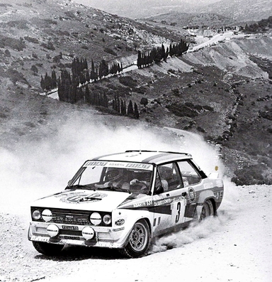 Walter Röhrl - Christian Geistdörfer
27º Acropolis Rally 1980. Fiat 131 Abarth (TO R92448). Clasificado 5º.

Del 26 al 29 de Mayo, Atenas, Grecia.
Superficie: asfalto - tierra.

El Rally tenia un total de 2743.86 km de los que 964 km divididos en 56 tramos eran especiales, (una de ellas fue cancelada SS55 Railway de 9,20 Km).

Se inscribieron 154 equipos, tomaron la salida 148, finalizaron 37.@
Palabras clave: Walter_Röhrl;Fiat;Abarth;Acropolis;Grecia;1980