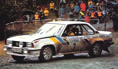 Anders Kulläng - Bruno Berglund
29º Lombard RAC Rally 1980. Opel Ascona 400 (GG-CH 224). Clasificado 5º.

Del 16 al 19 de Noviembre, Bath, Inglaterra.
Superficie: asfalto - tierra.

El Rally tenia un total de 2896 km de los que 708.09 km divididos en 70 tramos eran especiales, (3 de ellas fueron canceladas SS10 Kilburn de 3.06 Km, SS18 Guisborough de 7.24 Km y SS19 Ingleby de 4.02 Km).

Se inscribieron 150 equipos. tomaron la salida 142, finalizaron 48.@

Palabras clave: ;Opel;Ascona;Gran_Bretaña;1980;RAC_Rally