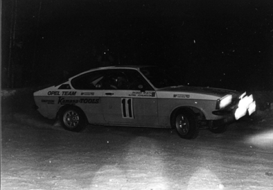 Bjorn (Nalle) Johansson - Ragnar Spjuth
30º International Swedish Rally 1980. Opel Kadett GT/E (JAU 708). Clasificado 4º.

Del 15 al 17 de Febrero, Stockholm, Karlstad, Suecia.
Superficie: nieve - hielo.

El Rally constaba de 413.50 km cronometrados divididos en 3 etapas y 29 tramos especiales.

Tomaron la salida 146 equipos, finalizaron 79.@
Palabras clave: Opel;Kadett;GT/E;Suecia;1980;Nieve
