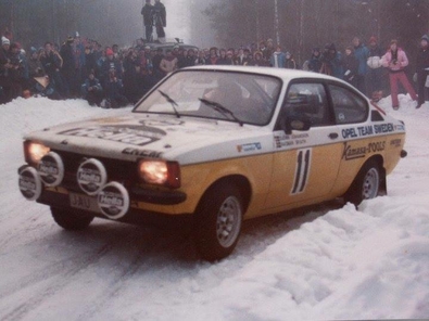 Bjorn (Nalle) Johansson - Ragnar Spjuth
30º International Swedish Rally 1980. Opel Kadett GT/E (JAU 708). Clasificado 4º.

Del 15 al 17 de Febrero, Stockholm, Karlstad, Suecia.
Superficie: nieve - hielo.

El Rally constaba de 413.50 km cronometrados divididos en 3 etapas y 29 tramos especiales.

Tomaron la salida 146 equipos, finalizaron 79.@
Palabras clave: Opel;Kadett;GT/E;Suecia;1980;Nieve