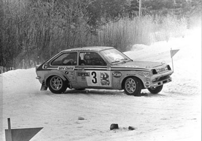 Pentti Airikkala - Risto Virtanen
30º International Swedish Rally 1980. Vauxhall Chevette 2300 HS (BVE 187V 708). Clasificado 6º.

Del 15 al 17 de Febrero, Stockholm, Karlstad, Suecia.
Superficie: nieve - hielo.

El Rally constaba de 413.50 km cronometrados divididos en 3 etapas y 29 tramos especiales.

Tomaron la salida 146 equipos, finalizaron 79.@
Palabras clave: Suecia;Vauxhall;Chevette;Suecia;1980;Nieve