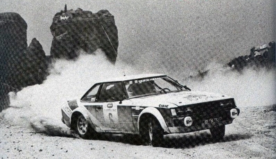 Ove Andersson - Henry Liddon
27º Acropolis Rally 1980. Toyota Celica 2000GT (K-AE 3460). Clasificado 6º.

Del 26 al 29 de Mayo, Atenas, Grecia.
Superficie: asfalto - tierra.

El Rally tenia un total de 2743.86 km de los que 964 km divididos en 56 tramos eran especiales, (una de ellas fue cancelada SS55 Railway de 9,20 Km).

Se inscribieron 154 equipos, tomaron la salida 148, finalizaron 37.@
Palabras clave: Ove_Andersson;Toyota;Celica;Acropolis;Grecia;1980;Meteora