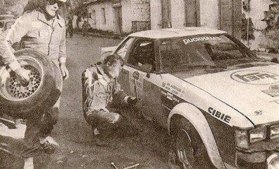 Ove Andersson - Henry Liddon
27º Acropolis Rally 1980. Toyota Celica 2000GT (K-AE 3460). Clasificado 6º.

Del 26 al 29 de Mayo, Atenas, Grecia.
Superficie: asfalto - tierra.

El Rally tenia un total de 2743.86 km de los que 964 km divididos en 56 tramos eran especiales, (una de ellas fue cancelada SS55 Railway de 9,20 Km).

Se inscribieron 154 equipos, tomaron la salida 148, finalizaron 37.@
Palabras clave: Ove_Andersson;Toyota;Celica;Acropolis;Grecia;1980