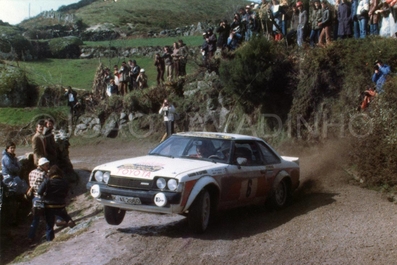 Ove Andersson - Henry Liddon
14º Rally de Portugal Vinho do Porto 1980. Toyota Celica 2000GT. Clasificdo 6º.
El Rally tenia un total de 2641.4 km de los que 673.5 km divididos en 47 tramos, eran especiales.
Tomaron la salida 101 participantes, finalizaron 16.@
Palabras clave: Ove_Andersson;Toyota;Celica;Portugal;1980