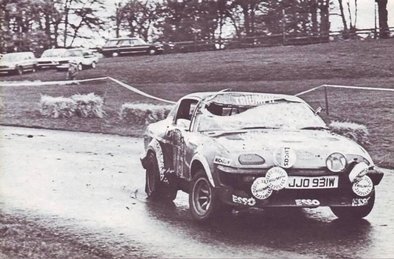 Anthony (Tony) Pond - Fred Gallagher
29º Lombard Rac Rally 1980. Triumph TR7 V8 (JJO 931W). Clasificado 7º.

Estos desperfectos que se pueden ver en la imagen sucedieron en SS1 Longleat de 8.21 km, quedando a 2' 33" del mejor tiempo conseguido por Tim Brise - Phil Short y su Ford Escort RS 1800 MKII 7'12".

Del 16 al 19 de Noviembre, Bath, Inglaterra.
Superficie: asfalto - tierra.

El Rally tenia un total de 2896 km de los que 708.09 km divididos en 70 tramos eran especiales, (3 de ellas fueron canceladas SS10 Kilburn de 3.06 Km, SS18 Guisborough de 7.24 Km y SS19 Ingleby de 4.02 Km).

Se inscribieron 150 equipos. tomaron la salida 142, finalizaron 48.
@
Palabras clave: Tony_Pond;Triumph;TR7;Gran_Bretaña;RAC_Rally;Lombard;1980;Crash