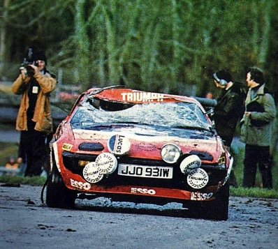 Anthony (Tony) Pond - Fred Gallagher
29º Lombard Rac Rally 1980. Triumph TR7 V8 (JJO 931W). Clasificado 7º.

Estos desperfectos que se pueden ver en la imagen sucedieron en SS1 Longleat de 8.21 km, quedando a 2' 33" del mejor tiempo conseguido por Tim Brise - Phil Short y su Ford Escort RS 1800 MKII 7'12".

Del 16 al 19 de Noviembre, Bath, Inglaterra.
Superficie: asfalto - tierra.

El Rally tenia un total de 2896 km de los que 708.09 km divididos en 70 tramos eran especiales, (3 de ellas fueron canceladas SS10 Kilburn de 3.06 Km, SS18 Guisborough de 7.24 Km y SS19 Ingleby de 4.02 Km).

Se inscribieron 150 equipos. tomaron la salida 142, finalizaron 48.
@

Palabras clave: Tony_Pond;Triumph;TR7;Gran_Bretaña;RAC_Rally;Lombard;1980;Crash