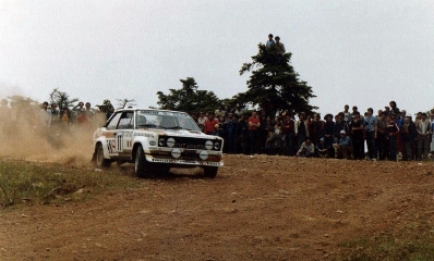 Attilio Bettega - Arnaldo Bernacchini
27º Acropolis Rally 1980. Fiat 131 Abarth (TO-P35975). Clasificado 8º.

Del 26 al 29 de Mayo, Atenas, Grecia.
Superficie: tierra.

El Rally tenia un total de 2743.86 km de los que 964 km divididos en 56 tramos eran especiales, (una de ellas fue cancelada SS55 Railway de 9,20 Km).

Se inscribieron 154 equipos, tomaron la salida 148, finalizaron 37.@
Palabras clave: ;Fiat;Abarth;Acropolis;Grecia;1980
