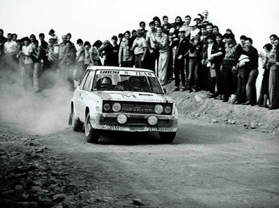 Attilio Bettega - Arnaldo Bernacchini
27º Acropolis Rally 1980. Fiat 131 Abarth (TO-P35975). Clasificado 8º.

Del 26 al 29 de Mayo, Atenas, Grecia.
Superficie: tierra.

El Rally tenia un total de 2743.86 km de los que 964 km divididos en 56 tramos eran especiales, (una de ellas fue cancelada SS55 Railway de 9,20 Km).

Se inscribieron 154 equipos, tomaron la salida 148, finalizaron 37.@
Palabras clave: ;Fiat;Abarth;Acropolis;Grecia;1980
