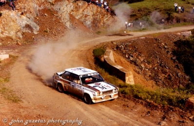 Attilio Bettega - Arnaldo Bernacchini
27º Acropolis Rally 1980. Fiat 131 Abarth (TO-P35975). Clasificado 8º.

Del 26 al 29 de Mayo, Atenas, Grecia.
Superficie: tierra.

El Rally tenia un total de 2743.86 km de los que 964 km divididos en 56 tramos eran especiales, (una de ellas fue cancelada SS55 Railway de 9,20 Km).

Se inscribieron 154 equipos, tomaron la salida 148, finalizaron 37.@
Palabras clave: ;Fiat;Abarth;Acropolis;Grecia;1980