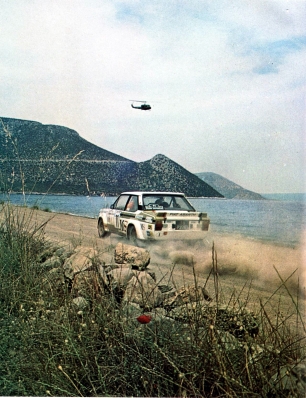 Attilio Bettega - Arnaldo Bernacchini
27º Acropolis Rally 1980. Fiat 131 Abarth (TO-P35975). Clasificado 8º.

Del 26 al 29 de Mayo, Atenas, Grecia.
Superficie: tierra.

El Rally tenia un total de 2743.86 km de los que 964 km divididos en 56 tramos eran especiales, (una de ellas fue cancelada SS55 Railway de 9,20 Km).

Se inscribieron 154 equipos, tomaron la salida 148, finalizaron 37.@
Palabras clave: ;Fiat;Abarth;Acropolis;Grecia;1980