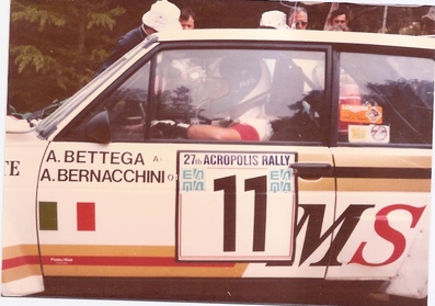 Attilio Bettega - Arnaldo Bernacchini
27º Acropolis Rally 1980. Fiat 131 Abarth (TO-P35975). Clasificado 8º.

Del 26 al 29 de Mayo, Atenas, Grecia.
Superficie: tierra.

El Rally tenia un total de 2743.86 km de los que 964 km divididos en 56 tramos eran especiales, (una de ellas fue cancelada SS55 Railway de 9,20 Km).

Se inscribieron 154 equipos, tomaron la salida 148, finalizaron 37.@
Palabras clave: ;Fiat;Abarth;Acropolis;Grecia;1980