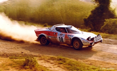 Tassos Livieratos "Siroco" - Emmanouel (Manólis)
27º Acropolis Rally 1980. Lancia Stratos HF. Clasificado 9º.

Del 26 al 29 de Mayo, Atenas, Grecia.
Superficie: tierra.

El Rally tenia un total de 2743.86 km de los que 964 km divididos en 56 tramos eran especiales, (una de ellas fue cancelada SS55 Railway de 9,20 Km).

Se inscribieron 154 equipos, tomaron la salida 148, finalizaron 37.

Foto de C John Gazetas
@
Palabras clave: Lancia;Stratos;Acropolis;Grecia;1980