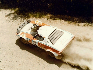 Tassos Livieratos "Siroco" - Emmanouel (Manólis)
27º Acropolis Rally 1980. Lancia Stratos HF. Clasificado 9º.

Del 26 al 29 de Mayo, Atenas, Grecia.
Superficie: tierra.

El Rally tenia un total de 2743.86 km de los que 964 km divididos en 56 tramos eran especiales, (una de ellas fue cancelada SS55 Railway de 9,20 Km).

Se inscribieron 154 equipos, tomaron la salida 148, finalizaron 37.@
Palabras clave: Lancia;Stratos;Acropolis;Grecia;1980