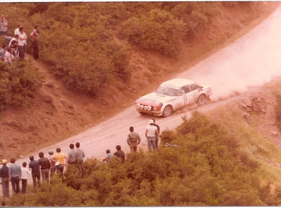 Timo Mäkinen - Jean Todt
27º Acropolis Rally 1980. Peugeot 504 Coupé V6 (8120RR 25). Clasificado 10º.

Del 26 al 29 de Mayo, Atenas, Grecia.
Superficie: tierra.

El Rally tenia un total de 2743.86 km de los que 964 km divididos en 56 tramos eran especiales, (una de ellas fue cancelada SS55 Railway de 9,20 Km).

Se inscribieron 154 equipos, tomaron la salida 148, finalizaron 37.@
Palabras clave: Timo_Makinen;Peugeot;Coupe;Acropolis;Grecia;1980