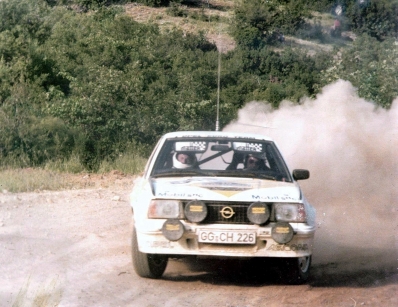Klaus-Joachim (Jochi) Kleint - Gunter Wanger
27º Acropolis Rally 1980. Opel Ascona 400 (GG-CH 226). Clasificado 11º.

Del 26 al 29 de Mayo, Atenas, Grecia.
Superficie: tierra.

El Rally tenia un total de 2743.86 km de los que 964 km divididos en 56 tramos eran especiales, (una de ellas fue cancelada SS55 Railway de 9,20 Km).

Se inscribieron 154 equipos, tomaron la salida 148, finalizaron 37.@
Palabras clave: Jochi_Kleint;Opel;Ascona;Acropolis;Grecia;1980