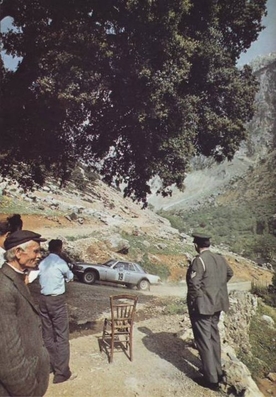 Vic Preston, Jr - Mike Doughty
27º Acropolis Rally 1980. Mercedes 450 SLC 5.0 (S-DP 1907). Clasificado 14º.
Daimler-Benz

Del 26 al 29 de Mayo, Atenas, Grecia.
Superficie: tierra.

El Rally tenia un total de 2743.86 km de los que 964 km divididos en 56 tramos eran especiales, (una de ellas fue cancelada SS55 Railway de 9,20 Km).

Se inscribieron 154 equipos, tomaron la salida 148, finalizaron 37.@
Palabras clave: Mercedes;SLC;Acropolis;Grecia;1980