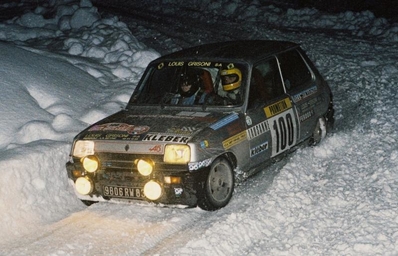 Jean-Claude Sola - Annie Pratesi
48º Rallye Automobile de Monte-Carlo 1980. Renault R5 Alpine (9806 RW 83). Clasificado 29º.

Del 19 al 25 de Enero, Monte-Carlo.
Superficie: asfalto - nieve.

El Rally tenia un total de 3063.30 km de los que 695.30 km divididos en 33 tramos eran especiales (4 de ellas fueron canceladas SS17 Pont du Fosse - Romette de 21 Km, SS20 Col du Corobin de 15 Km, SS32 Pont des Miolans - St Auban 2 de 24 Km y SS33 Roquesteron - Boyon 3 de 18 Km).

Se inscribieron 255 equipos, tomaron la salida 237, finalizaron 88.@
Palabras clave: Renault;Alpine;Montecarlo;1980;nieve