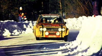 Jean-Claude Andruet - Michèle Petit (Biche)
48º Rallye Automobile de Monte-Carlo 1980. Fiat 131 Abarth (TO R19729). Abandonó por accidente quedando clasificado 95º.

Del 19 al 25 de Enero, Monte-Carlo.
Superficie: asfalto - nieve.

El Rally tenia un total de 3063.30 km de los que 695.30 km divididos en 33 tramos eran especiales, (4 de ellas fueron canceladas SS17 Pont du Fosse - Romette de 21.00 Km, SS20 Col du Corobin de 15.00 Km, SS32 Pont des Miolans - St Auban 2 de 24.00 Km y SS33 Roquesteron - Boyon 3 de 18.00 Km).

Se inscribieron 255 equipos, tomaron la salida 237, finalizaron 126.@
Palabras clave: ;Michèle_Espinosi-Petit;Montecarlo;1980;Fiat;Abarth;nieve