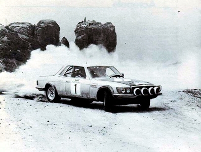 Bjorn Waldegard - Hans Thorszelius
27º Acropolis Rally 1980. Mercedes-Benz 450 SLC 5.0 (S-DY 6608). Abandonó por la junta de culata en SS48 New Leondarion de 13.90 km.
Daimler-Benz

Del 26 al 29 de Mayo, Atenas, Grecia.
Superficie: tierra.

El Rally tenia un total de 2743.86 km de los que 964 km divididos en 56 tramos eran especiales, (una de ellas fue cancelada SS55 Railway de 9,20 Km).

Se inscribieron 154 equipos, tomaron la salida 148, finalizaron 37.@
Palabras clave: ;Acropolis;Grecia;Mercedes;Benz;SLC;1980;Meteora