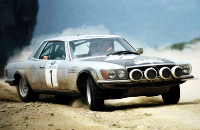 Bjorn Waldegard - Hans Thorszelius
27º Acropolis Rally 1980. Mercedes-Benz 450 SLC 5.0 (S-DY 6608). Abandonó por la junta de culata en SS48 New Leondarion de 13.90 km.
Daimler-Benz

Del 26 al 29 de Mayo, Atenas, Grecia.
Superficie: tierra.

El Rally tenia un total de 2743.86 km de los que 964 km divididos en 56 tramos eran especiales, (una de ellas fue cancelada SS55 Railway de 9,20 Km).

Se inscribieron 154 equipos, tomaron la salida 148, finalizaron 37.@
Del 26 al 29 de Mayo, Atenas, Grecia.
Superficie: tierra.

El Rally tenia un total de 2743.86 km de los que 964 km divididos en 56 tramos eran especiales, (una de ellas fue cancelada SS55 Railway de 9,20 Km).

Se inscribieron 154 equipos, tomaron la salida 148, finalizaron 37.@
Palabras clave: ;Acropolis;Grecia;Mercedes;Benz;SLC;1980;Meteora