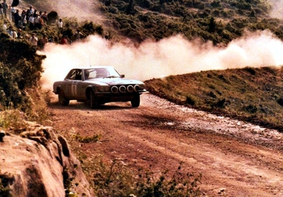 Bjorn Waldegard - Hans Thorszelius
27º Acropolis Rally 1980. Mercedes-Benz 450 SLC 5.0 (S-DY 6608). Abandonó por la junta de culata en SS48 New Leondarion de 13.90 km.
Daimler-Benz

Del 26 al 29 de Mayo, Atenas, Grecia.
Superficie: tierra.

El Rally tenia un total de 2743.86 km de los que 964 km divididos en 56 tramos eran especiales, (una de ellas fue cancelada SS55 Railway de 9,20 Km).

Se inscribieron 154 equipos, tomaron la salida 148, finalizaron 37.@

Del 26 al 29 de Mayo, Atenas, Grecia.
Superficie: tierra.

El Rally tenia un total de 2743.86 km de los que 964 km divididos en 56 tramos eran especiales, (una de ellas fue cancelada SS55 Railway de 9,20 Km).

Se inscribieron 154 equipos, tomaron la salida 148, finalizaron 37.@
Palabras clave: ;Acropolis;Grecia;Mercedes;Benz;SLC;1980