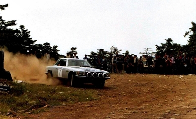 Bjorn Waldegard - Hans Thorszelius
27º Acropolis Rally 1980. Mercedes-Benz 450 SLC 5.0 (S-DY 6608). Abandonó por la junta de culata en SS48 New Leondarion de 13.90 km.
Daimler-Benz

Del 26 al 29 de Mayo, Atenas, Grecia.
Superficie: tierra.

El Rally tenia un total de 2743.86 km de los que 964 km divididos en 56 tramos eran especiales, (una de ellas fue cancelada SS55 Railway de 9,20 Km).

Se inscribieron 154 equipos, tomaron la salida 148, finalizaron 37.@

Del 26 al 29 de Mayo, Atenas, Grecia.
Superficie: tierra.

El Rally tenia un total de 2743.86 km de los que 964 km divididos en 56 tramos eran especiales, (una de ellas fue cancelada SS55 Railway de 9,20 Km).

Se inscribieron 154 equipos, tomaron la salida 148, finalizaron 37.@
Palabras clave: ;Acropolis;Grecia;Mercedes;Benz;SLC;1980