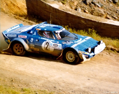 Bernard Darniche - Alain Mahé
27º Acropolis Rally 1980. Lancia Stratos HF (TO N14329). Abandonó por la dirección del coche en SS14 Aliakamon Lake de 15,20 Km.

Del 26 al 29 de Mayo, Atenas, Grecia.
Superficie: tierra.

El Rally tenia un total de 2743.86 km de los que 964 km divididos en 56 tramos eran especiales, (una de ellas fue cancelada SS55 Railway de 9,20 Km).

Se inscribieron 154 equipos, tomaron la salida 148, finalizaron 37.

Foto de C John Gazetas
@
Palabras clave: ;Grecia;Acropolis;Lancia;Stratos;1980